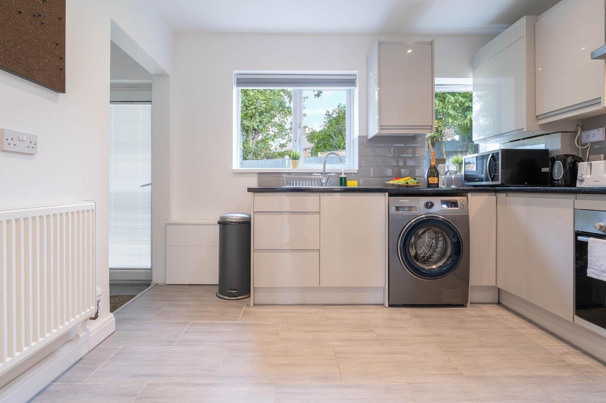 4 Bedroom House - Parking & Garden - Smart Tvs - Netflix - Wifi - Top Rated - 22Cg Birmingham Exterior photo